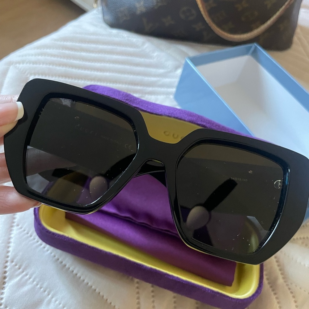Authentic Gucci Women's Sunglasses in Black with Gold - Picture 2 of 9